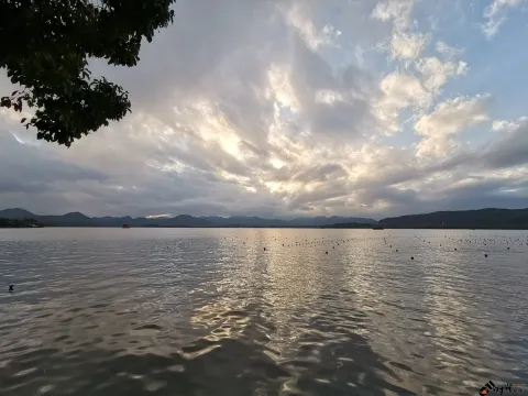 杭州西湖，傍晚时分天边的云彩