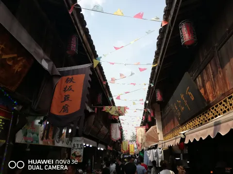 塘栖古镇，街头巷尾游人如织
