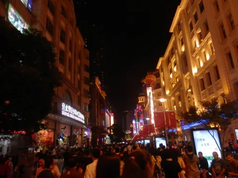 夜晚的上海南京路步行街