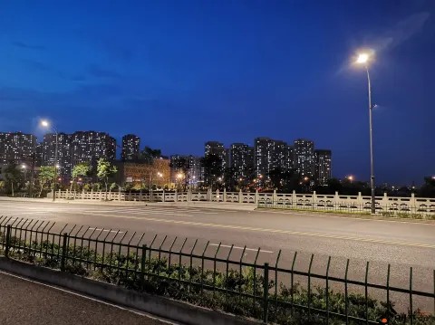 夏日夜间的街道