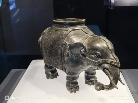 博物馆内展览的青铜器34