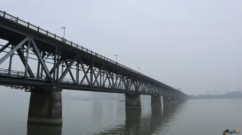 雾气中的钱塘江大桥