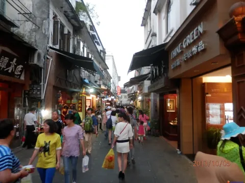 傍晚时分，鼓浪屿街道上的游人
