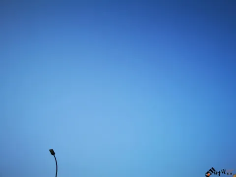万里无云，蔚蓝色的天空