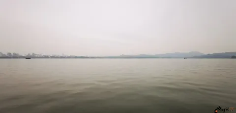 初冬的西湖湖面