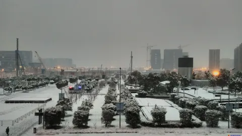 大早晨的火车东站赶火车