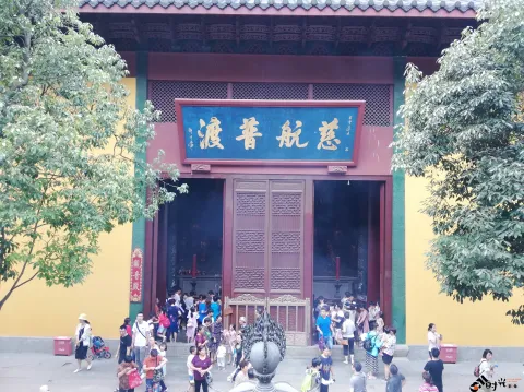 灵隐寺内游人如织