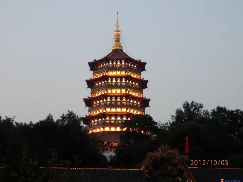 亮灯的雷峰塔