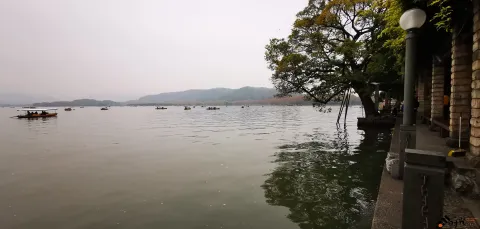 初冬的西湖湖面