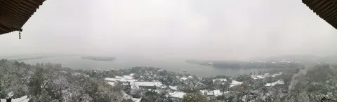 雷峰塔上远眺西湖雪景