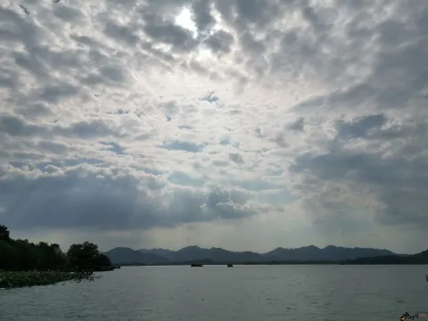 阳光穿透云层