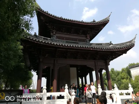 塘栖古镇，街头巷尾游人如织