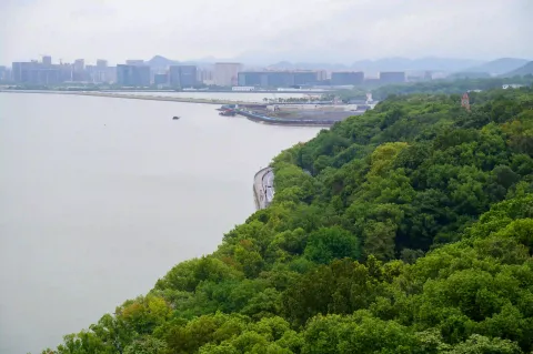 六和塔上远眺钱塘江景色11
