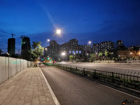 夏日夜间的街道