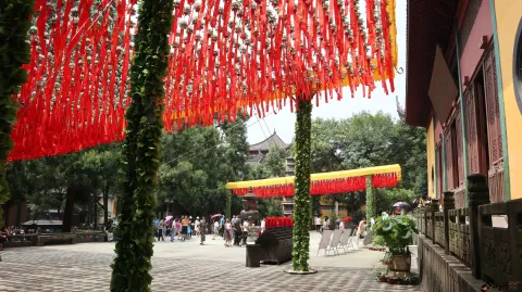 灵隐寺内游人如织