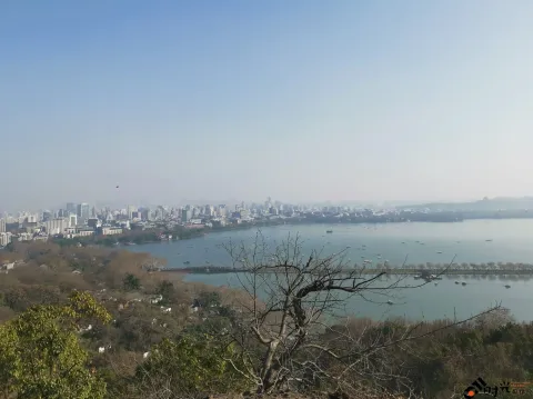 宝石山顶，远眺西湖