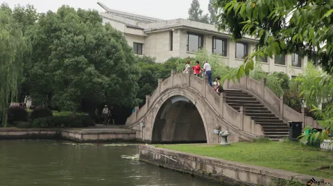 西湖边游玩的人