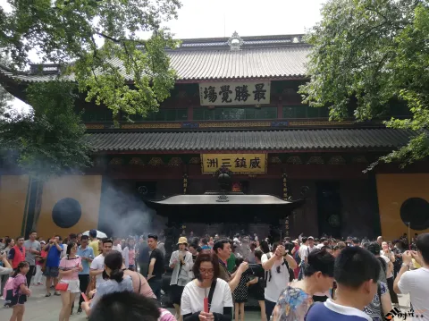灵隐寺内游人如织