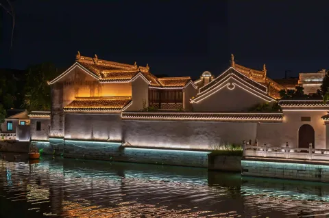 七里山塘外城河的夜景10