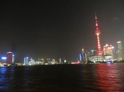 夜晚，黄浦江的景色