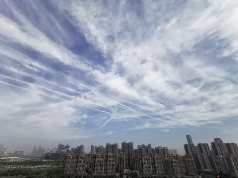 蓝天白云，一条条轨迹线
