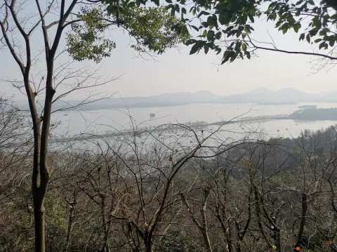宝石山顶，远眺西湖