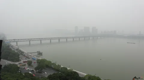 雾气中的钱塘江大桥