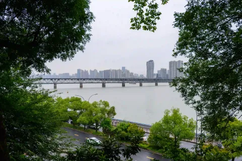 六和塔上远眺钱塘江景色2