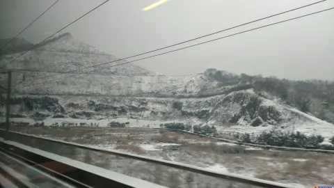 铁路两侧满山积雪