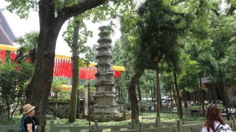 灵隐寺内游人如织