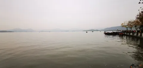 初冬的西湖湖面