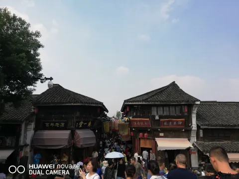塘栖古镇，街头巷尾游人如织