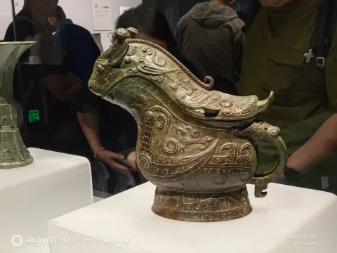 博物馆内展览的青铜器7