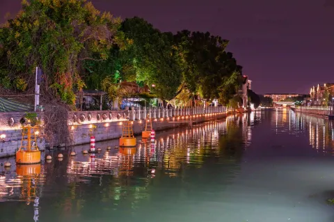 七里山塘外城河的夜景8