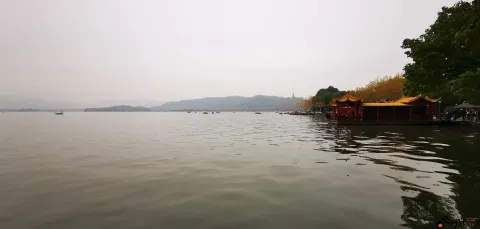 初冬的西湖湖面