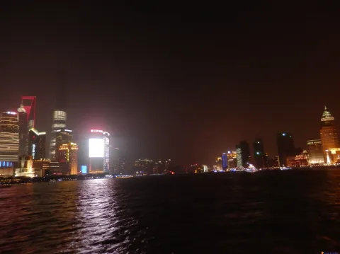 夜晚，黄浦江的景色
