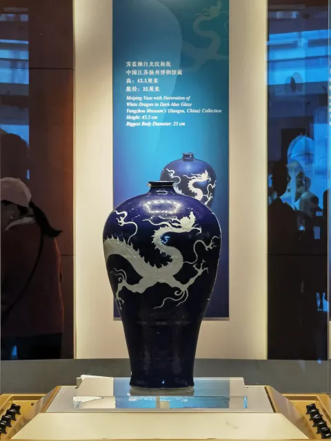 霁蓝釉白龙纹梅瓶‌