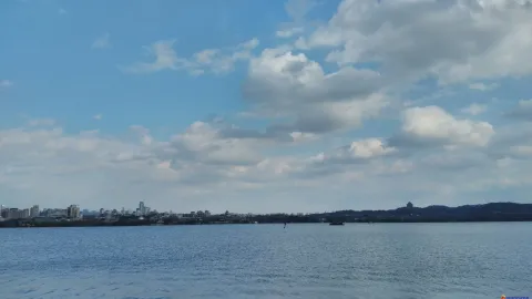 西湖边杭州城区景色