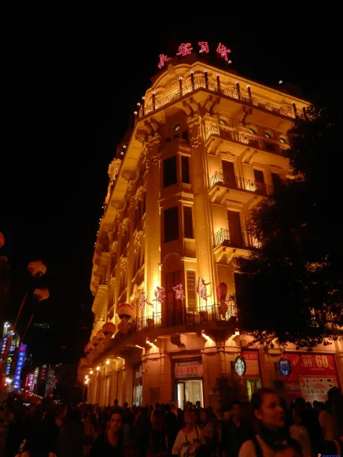 夜晚的上海南京路步行街