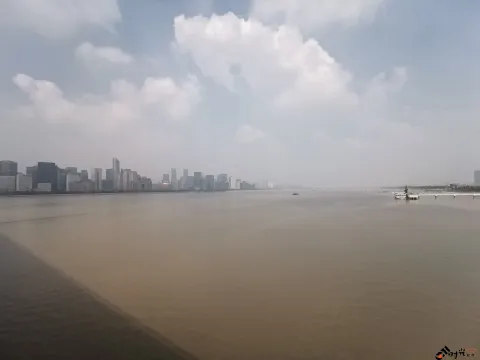 骑行在钱江三桥（西兴大桥）