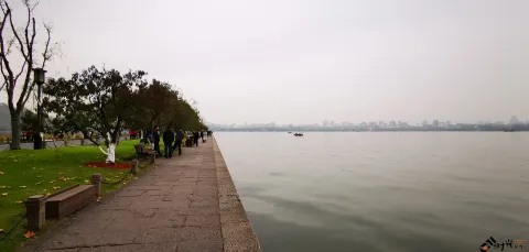 初冬的西湖湖面