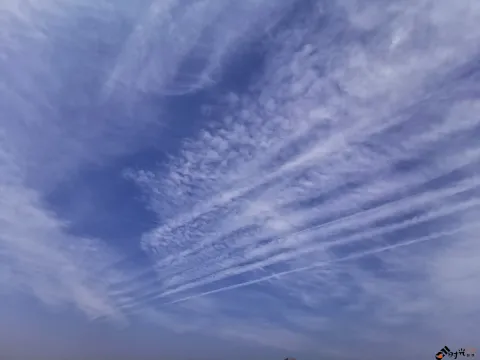 蓝天白云，一条条轨迹线