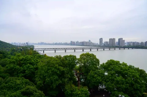 六和塔上远眺钱塘江景色7