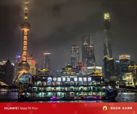 黄浦江两岸的夜景17