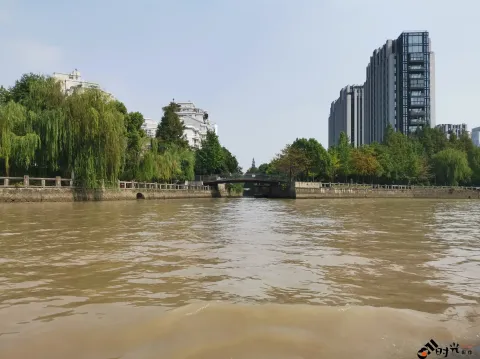 坐游船，观运河两岸风景