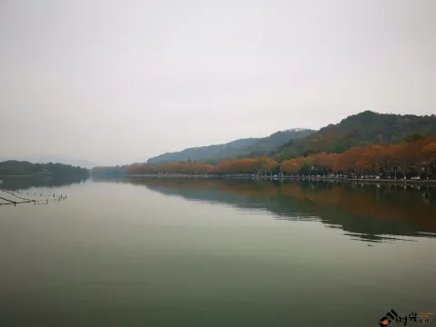 初冬的西湖湖面