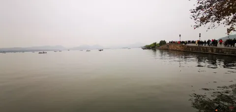 初冬的西湖湖面
