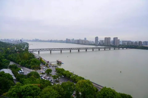 六和塔上远眺钱塘江景色13