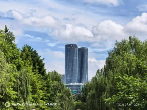 晴空下的城市剪影1