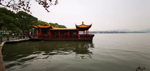 初冬的西湖湖面